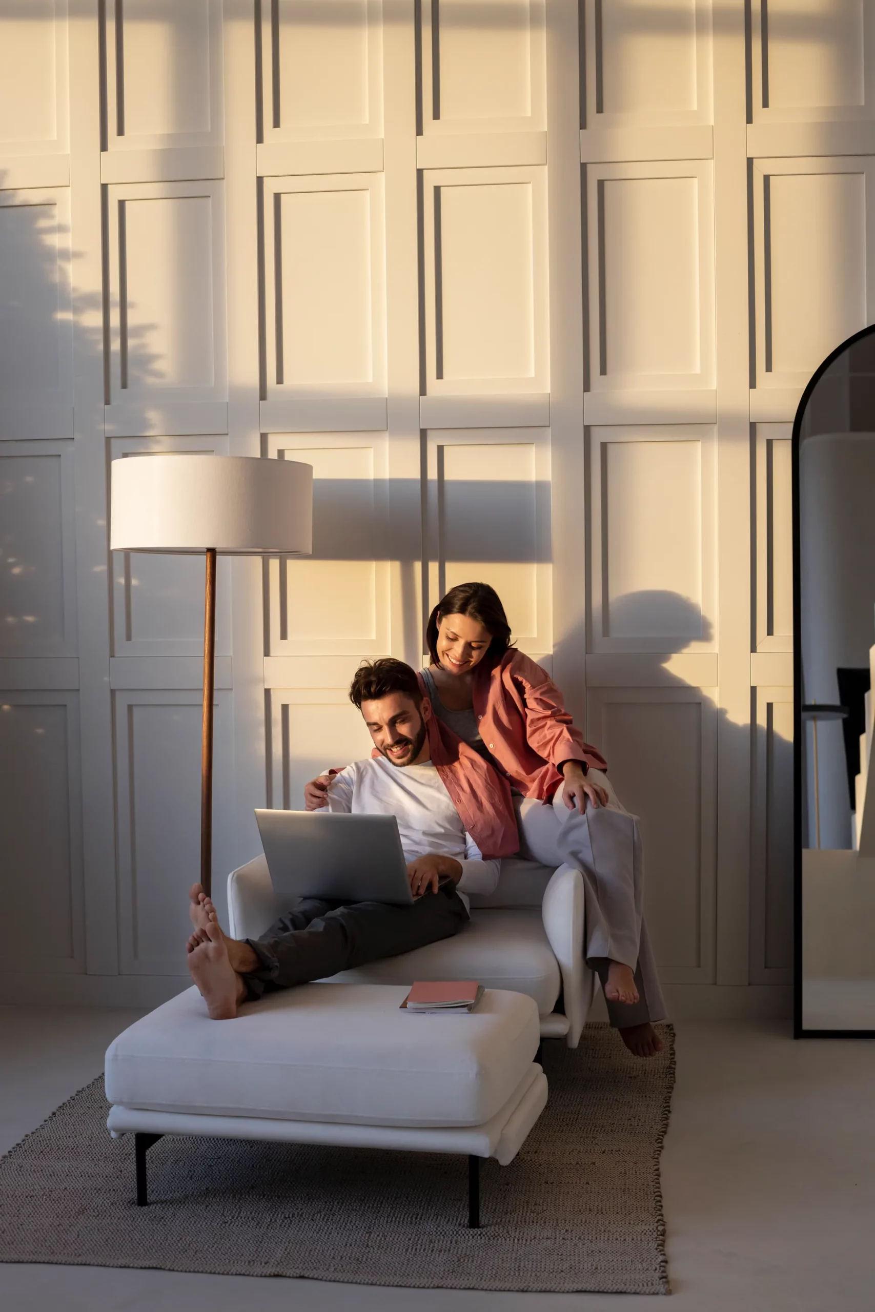 Jeune couple regardant un écran